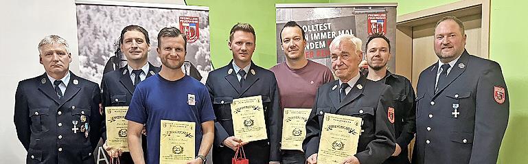 Auf dem Foto (von links): Reiner Kuhn (2. Vorsitzender), Peter Kuhn (25 Jahre), Sebastian Borst (25 Jahre), Michael Kuhn (25 Jahre), Patrick Söder (25 Jahre), Werner Mützel (50 Jahre), David Schindelmann (25 Jahre) und Vorsitzender Torsten Duda. Auf dem Foto (von links): Reiner Kuhn (2. Vorsitzender), Peter Kuhn (25 Jahre), Sebastian Borst (25 Jahre), Michael Kuhn (25 Jahre), Patrick Söder (25 Jahre), Werner Mützel (50 Jahre), David Schindelmann (25 Jahre) und Vorsitzender Torsten Duda.