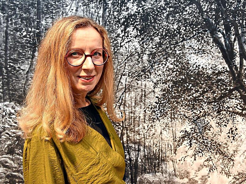 Die Bayreuther Malerin Gudrun Schüler zeigt in der Ausstellung auch großformatige Werke, wie diese Studie „Whispering Woods“.Stephan Herbert Fuchs Die Bayreuther Malerin Gudrun Schüler zeigt in der Ausstellung auch großformatige Werke, wie diese Studie „Whispering Woods“.Stephan Herbert Fuchs