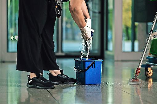 Reinigungskr&auml;fte haben mitunter einen schweren Job. Wichtig ist ihre Arbeit allemal.
