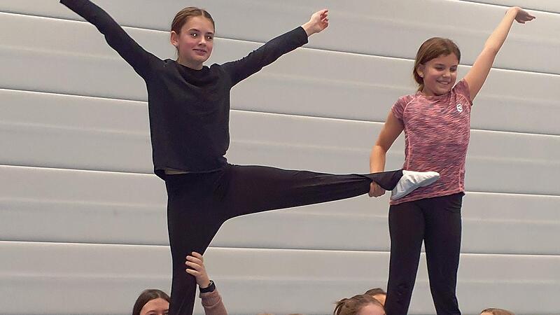 Eine Turngruppe des Vereins probt ihre sehenswerte Schlusspyramide. Eine Turngruppe des Vereins probt ihre sehenswerte Schlusspyramide.