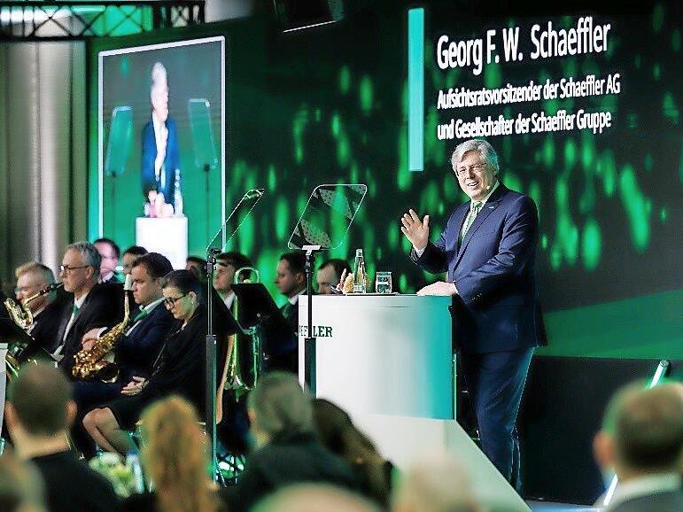 Georg F. W. Schaeffler, Gesellschafter und Aufsichtsratsvorsitzender der Schaeffler AG, bei seiner Rede anlässlich der Jubilarfeiern. Georg F. W. Schaeffler, Gesellschafter und Aufsichtsratsvorsitzender der Schaeffler AG, bei seiner Rede anlässlich der Jubilarfeiern.