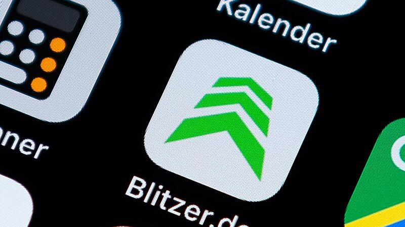 Die App Blitzer.de auf einem Handy