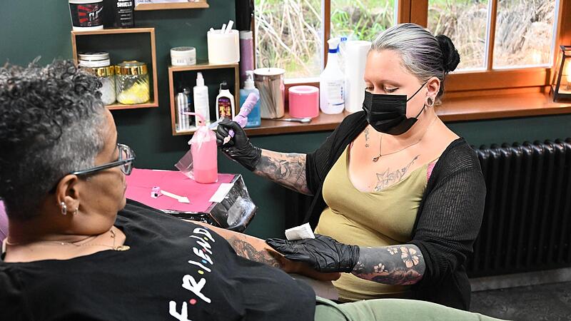 Das Tattoostudio Disako Ink von Diana Koch (rechts) ist bisher das einzige im Raum Bamberg, das bei der Aktion des Vereins &bdquo;Junge Helden&ldquo; mitmacht und kostenlos das Organspende-Tattoo anbietet. Tanja Sebaldbetz l&auml;sst es sich stechen.