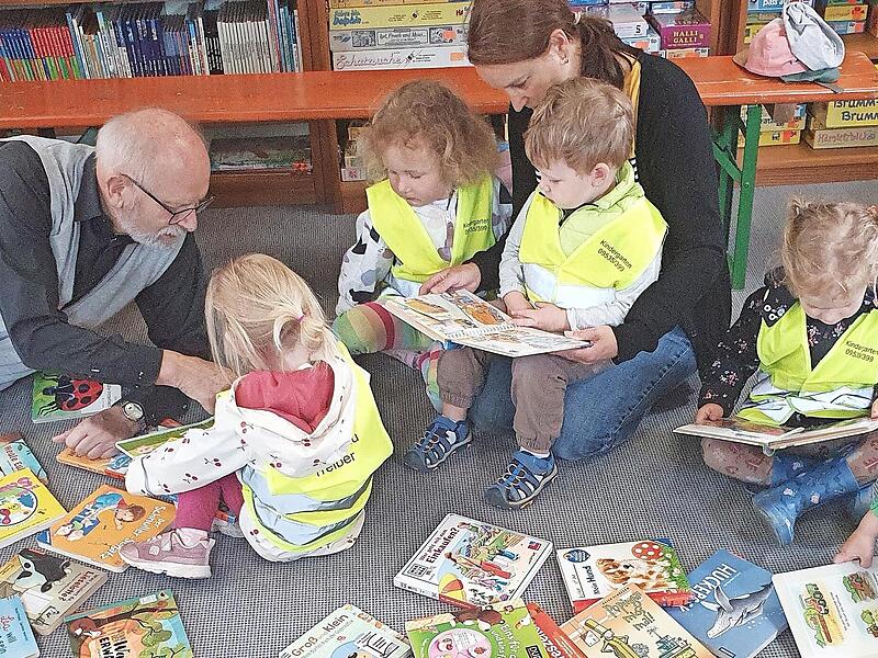 Großes Interesse fanden die ausgelegten Bücher. Großes Interesse fanden die ausgelegten Bücher.