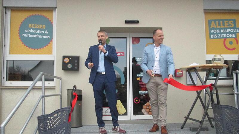 Tante-Enso-Gesch&auml;ftsleiter Helmut Leopold (l.) und B&uuml;rgermeister Johannes Krumm (r.) gaben mit dem Zerschneiden des Bandes den neuen Lebensmittelmarkt frei.