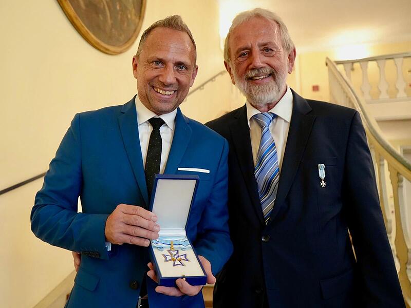 Stolz freut sich Forchheims Alt-Landrat Reinhardt Glauber mit seinem Sohn Thorsten &uuml;ber dessen Verleihung des Bayerischen Verdienstordens im Jahr 2024