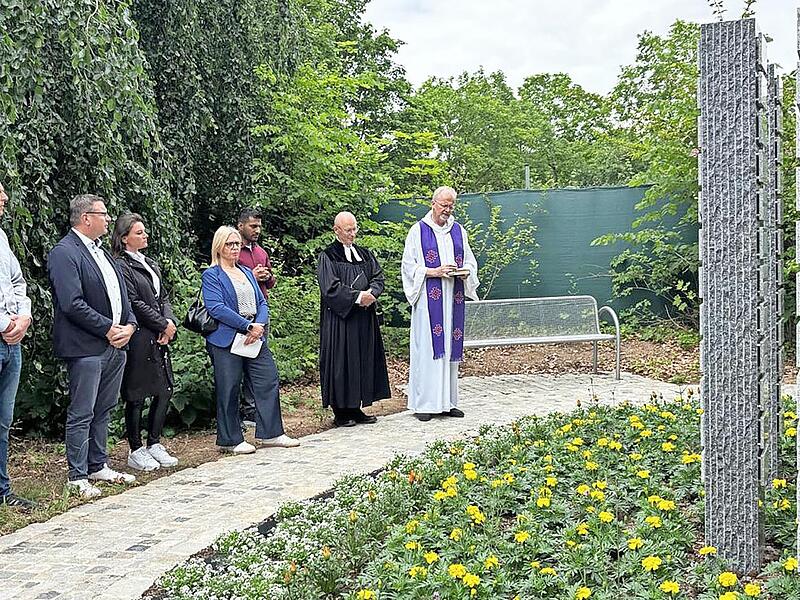 Das teilanonyme Feld auf dem Friedhof wurde eingeweiht (v. l.): Stephan Wenzel (Sachgebietsleiter Friedhofsverwaltung), Herbert Fuchs (Referatsleiter Bau-, Grün- und Bäderbetrieb), Nicole Fischer (Amtsleitung Betriebsverwaltung und Friedhöfe), Mar... Das teilanonyme Feld auf dem Friedhof wurde eingeweiht (v. l.): Stephan Wenzel (Sachgebietsleiter Friedhofsverwaltung), Herbert Fuchs (Referatsleiter Bau-, Grün- und Bäderbetrieb), Nicole Fischer (Amtsleitung Betriebsverwaltung und Friedhöfe), Mar...