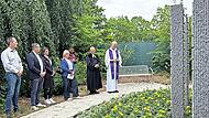 Das teilanonyme Feld auf dem Friedhof wurde eingeweiht (v. l.): Stephan Wenzel (Sachgebietsleiter Friedhofsverwaltung), Herbert Fuchs (Referatsleiter Bau-, Grün- und Bäderbetrieb), Nicole Fischer (Amtsleitung Betriebsverwaltung und Friedhöfe), Mar... Das teilanonyme Feld auf dem Friedhof wurde eingeweiht (v. l.): Stephan Wenzel (Sachgebietsleiter Friedhofsverwaltung), Herbert Fuchs (Referatsleiter Bau-, Grün- und Bäderbetrieb), Nicole Fischer (Amtsleitung Betriebsverwaltung und Friedhöfe), Mar...