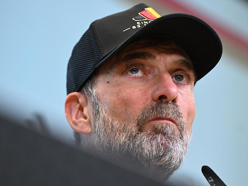 Erst gefeiert, nach der Griechenland-Niederlage in der Kritik: Bundestrainer Jürgen Klopp. Erst gefeiert, nach der Griechenland-Niederlage in der Kritik: Bundestrainer Jürgen Klopp.