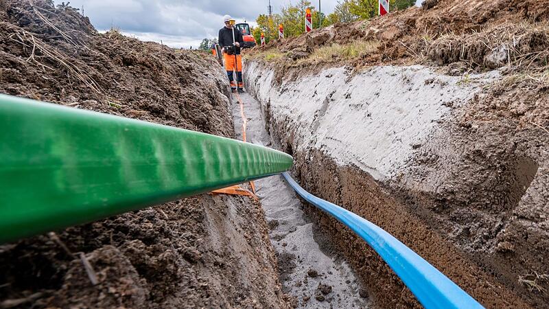 Glasfaserkabel werden in die Erde verlegt.Forchheim & Fränkische Schweiz