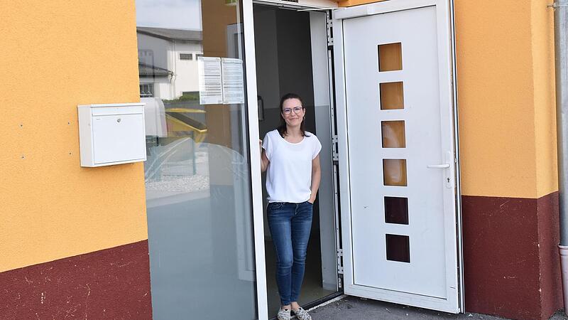Beraterin Carolin Koch am Eingang der Gemeinschaftsunterkunft in Höchstadt Beraterin Carolin Koch am Eingang der Gemeinschaftsunterkunft in Höchstadt