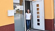 Beraterin Carolin Koch am Eingang der Gemeinschaftsunterkunft in Höchstadt Beraterin Carolin Koch am Eingang der Gemeinschaftsunterkunft in Höchstadt