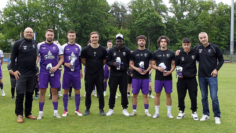 Die Vorstandsmitglieder Bernd Kaufer (links) und Sascha Dorsch (rechts) verabschiedeten im letzten Regionalligaspiel zahlreiche Spieler. Das machen Andreas Mahr, Muiz Alli und Co. heute.