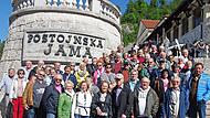 Die Reisegruppe vor der Postonja-H&ouml;hle.