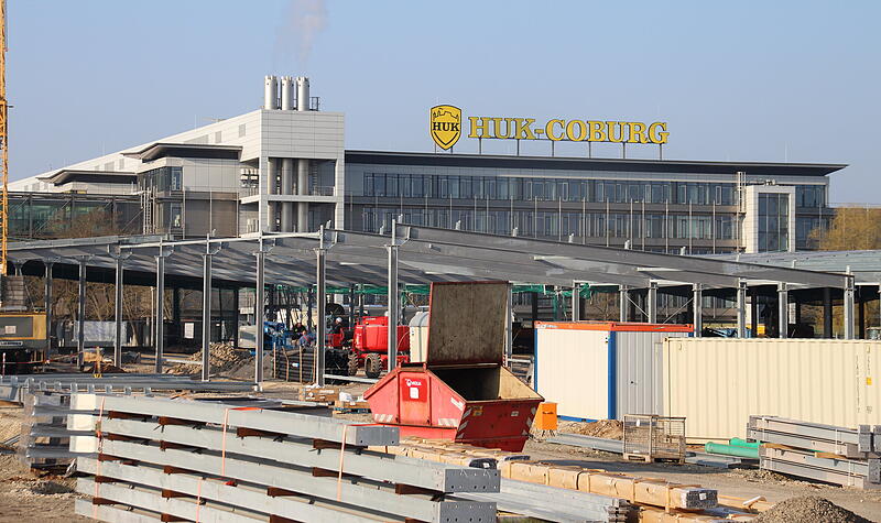 Die Zentrale der HUK-Coburg-Versicherungsgruppe im oberfr&auml;nkischen Coburg: Zurzeit wird daran gearbeitet, den Parkplatz am Verwaltungsgeb&auml;ude mit einer riesigen Photovoltaikanlage zu &uuml;berdachen.