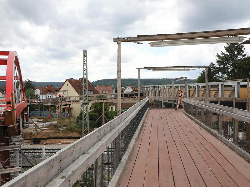 Auch die Piasten-Behelfsbr&uuml;cke ist w&auml;hrend des Annafestes ab 13 Uhr f&uuml;r Fu&szlig;g&auml;nger gesperrt.Forchheim & Fr&auml;nkische Schweiz