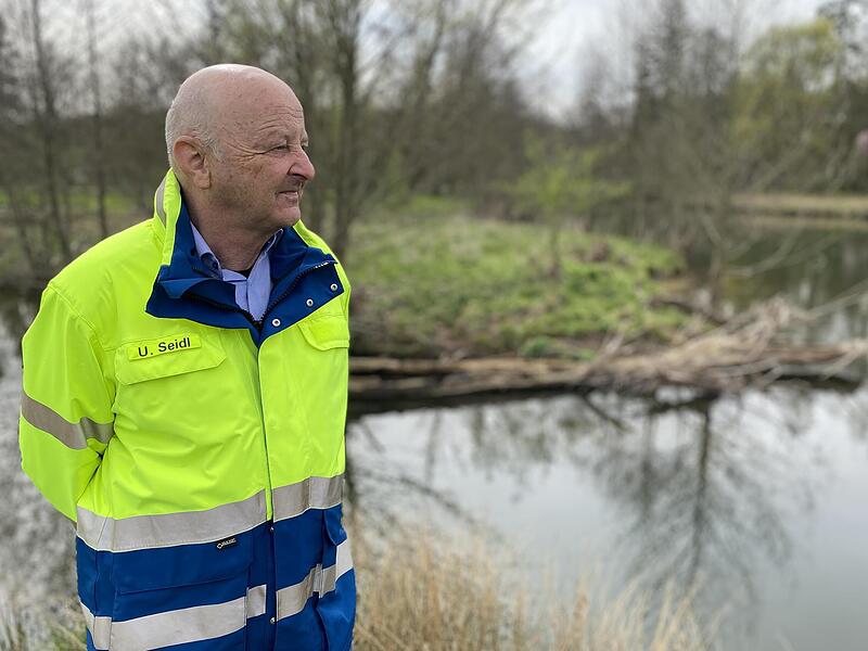 Uwe Seidl, stellvertretender Leiter des Wasserwirtschaftsamts Bad Kissingen, an der Fr&auml;nkischen Saale