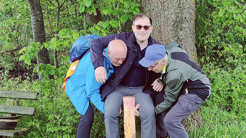 Der Brauch des „Stauchens“ hat Tradition bei Grenzgängen. Auch Bürgermeister Florian Atzmüller entkam ihm nicht und machte mit dem harten Stein Bekanntschaft.