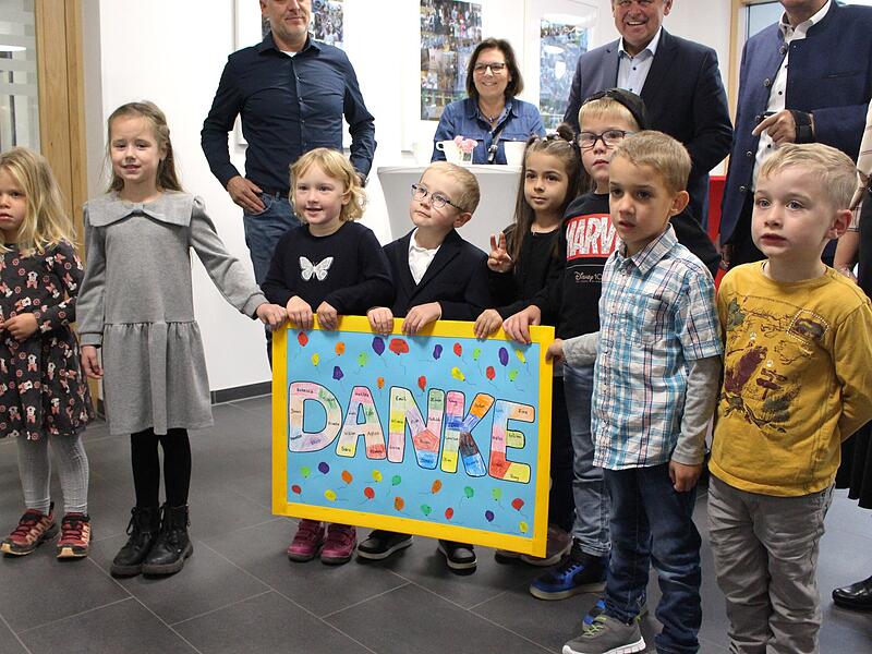 Vorschulkinder aus Arnstein bedanken sich f&uuml;r die Geldspende der Grundschule Zeitlofs. 3366 Euro sind dabei zusammen gekommen.