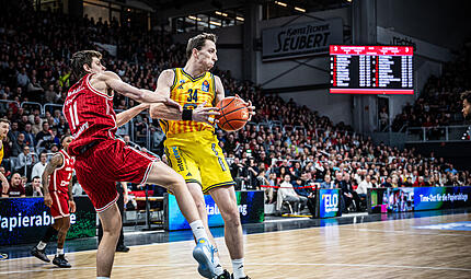 Packende Duelle um das Objekt der Begierde wird es in der Play-off-Serie zwischen Alba Berlin um Justin Bean (rechts) und den BMA365 Bamberg Baskets im Play-off-Halbfinale zuhauf geben.