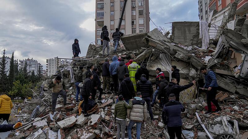 Zivilisten und Notfallteams suchen in den Trümmern eines zerstörten Gebäudes im türkischen Adana nach Überlebenden. Nach mehreren schweren Erdbeben in der türkisch-syrischen Grenzregion ist die Zahl der Toten allein in der Türkei auf über 1000 ges... Zivilisten und Notfallteams suchen in den Trümmern eines zerstörten Gebäudes im türkischen Adana nach Überlebenden. Nach mehreren schweren Erdbeben in der türkisch-syrischen Grenzregion ist die Zahl der Toten allein in der Türkei auf über 1000 ges...