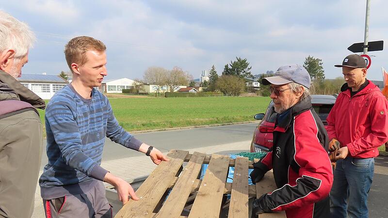 Die Bund-Naturschutz-Ortsgruppe holt unter anderem Staubsauger und Paletten aus dem Main und vom Zeltplatz.