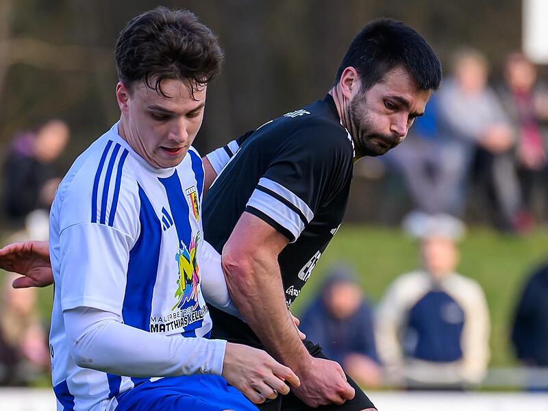 Der Forther Lukas Fett schirmt ab, Poxdorfs Stefan Ismeier attackiert.Forchheim & Fr&auml;nkische Schweiz