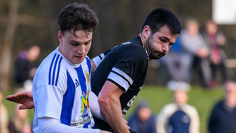 Der Forther Lukas Fett schirmt ab, Poxdorfs Stefan Ismeier attackiert.Forchheim & Fr&auml;nkische Schweiz