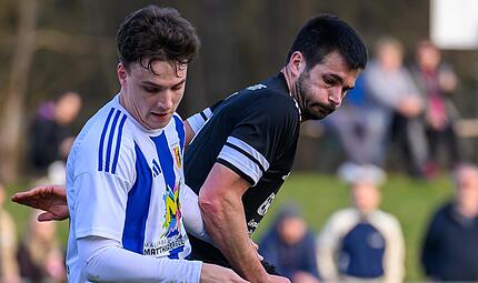 Der Forther Lukas Fett schirmt ab, Poxdorfs Stefan Ismeier attackiert.Forchheim & Fr&auml;nkische Schweiz
