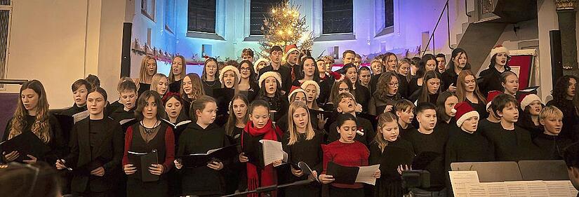 Der Chor des Gymnasiums Ernestinum bei der Weihnachtsfeier in der Heiligkreuz-Kirche.