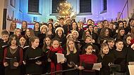 Der Chor des Gymnasiums Ernestinum bei der Weihnachtsfeier in der Heiligkreuz-Kirche.