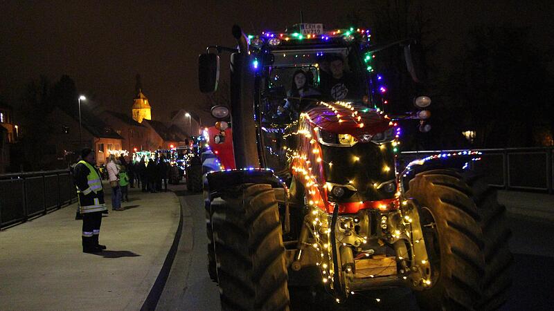 Am Samstagabend rollte eine beeindruckende Parade von mit Lichtern geschm&uuml;ckten Traktoren durch H&ouml;chstadt. Weit &uuml;ber 50 Landwirte aus der ganzen Region nahmen teil.