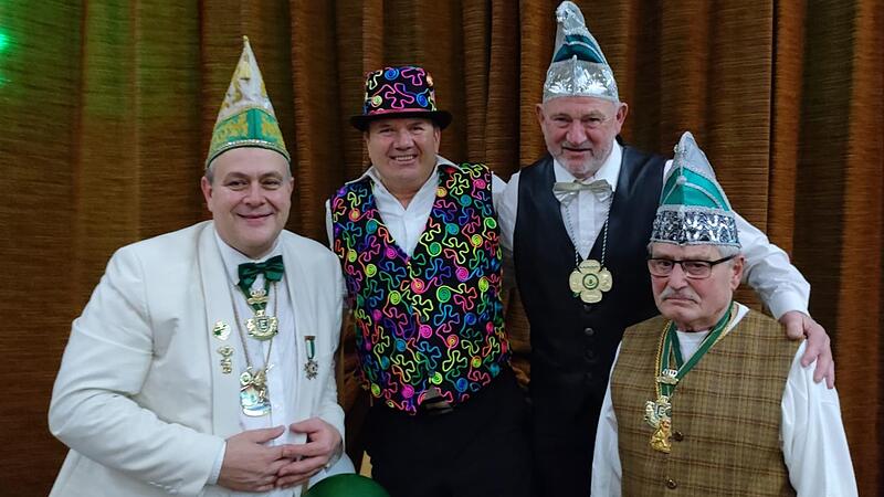 Unser Bild zeigt die  Ordenstr&auml;ger mit (von links): Regionalpr&auml;sident der FEN Unterfranken Heiko F&ouml;rster,  der ehemalige Sitzungspr&auml;sident Lorenz H&ouml;chemer,  der ehemalige Sitzungspr&auml;sident Achim Lohm&uuml;ller und der ehemalige Abteilungsleiter und Ord...