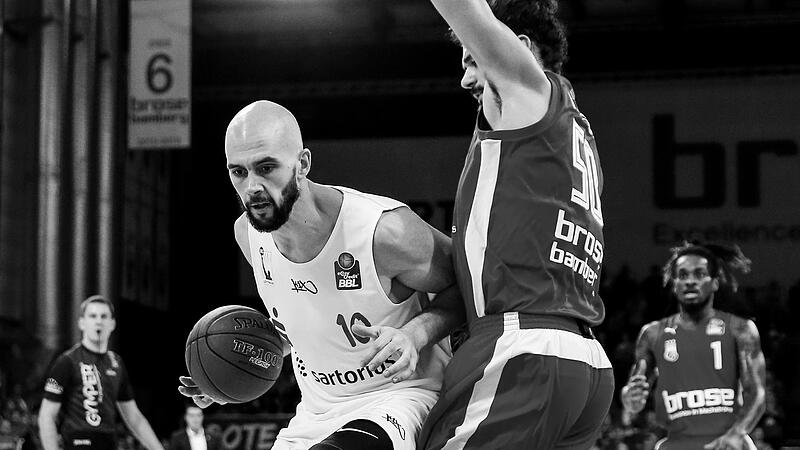 Dennis Kramer (links, im Trikot der BG G&ouml;ttingen) im Duell mit dem Ex-Bamberger Assem Marei. Am Sonntag ist der 31-j&auml;hrige Kramer t&ouml;dlich verungl&uuml;ckt.