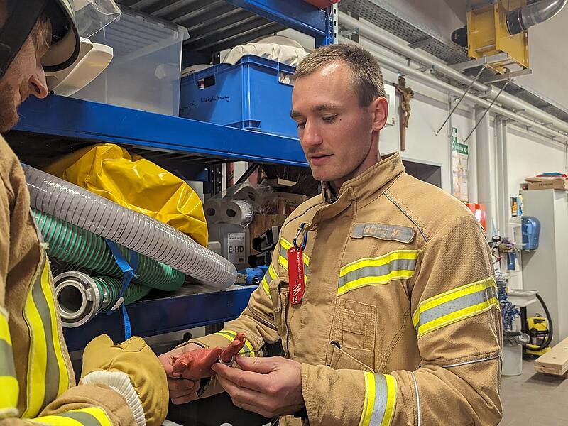Erlebnis in Bildern: Einmal selbst Feuerwehrmann seinErlebnis in Bildern: Einmal selbst Feuerwehrmann sein Gruppenführer Michael Götz gibt letzte Instruktionen.