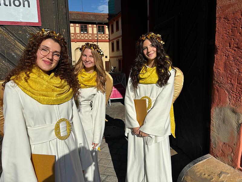 Sie repräsentieren Forchheim in der Adventszeit: Die drei neuen Weihnachtsengel Karolin, Arven und und Annabelle.Forchheim & Fränkische Schweiz Sie repräsentieren Forchheim in der Adventszeit: Die drei neuen Weihnachtsengel Karolin, Arven und und Annabelle.