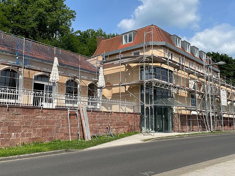 Fassade und Dach des Schweizerhauses werden erneuert. Deshalb ist das Gebäude derzeit eingerüstet. Fassade und Dach des Schweizerhauses werden erneuert. Deshalb ist das Gebäude derzeit eingerüstet.