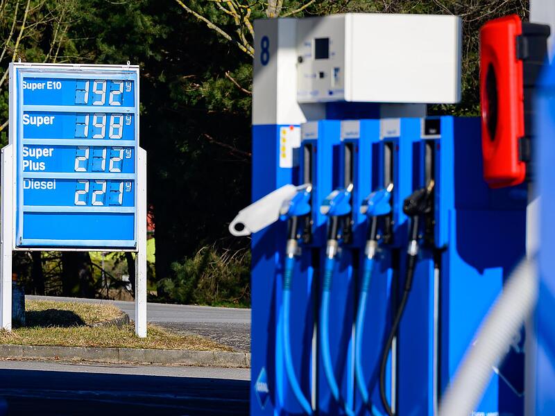 In Deutschland sollen die Preise an den Tankstellen künftig nur noch einmal am Tag erhöht werden dürfen. In Deutschland sollen die Preise an den Tankstellen künftig nur noch einmal am Tag erhöht werden dürfen.