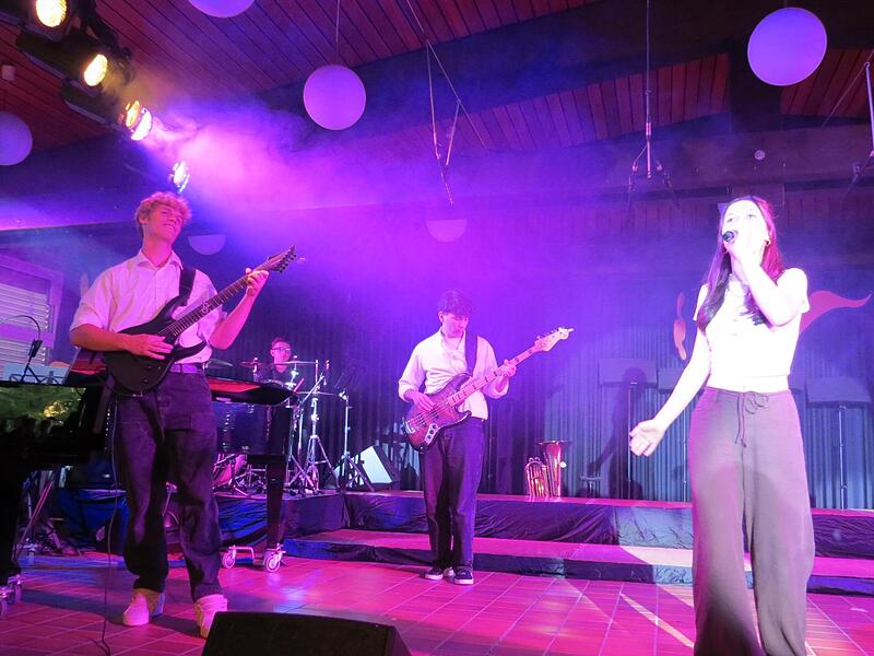Die vierk&ouml;pfige Band &bdquo;Heartbeat&ldquo; &uuml;berraschte mit einem selbst geschriebenen Lied im Reggea-Style.