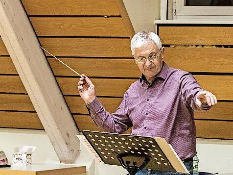 Norbert Luche, Leiter des Musizierkreises Neustadt, bei der Probenarbeit.