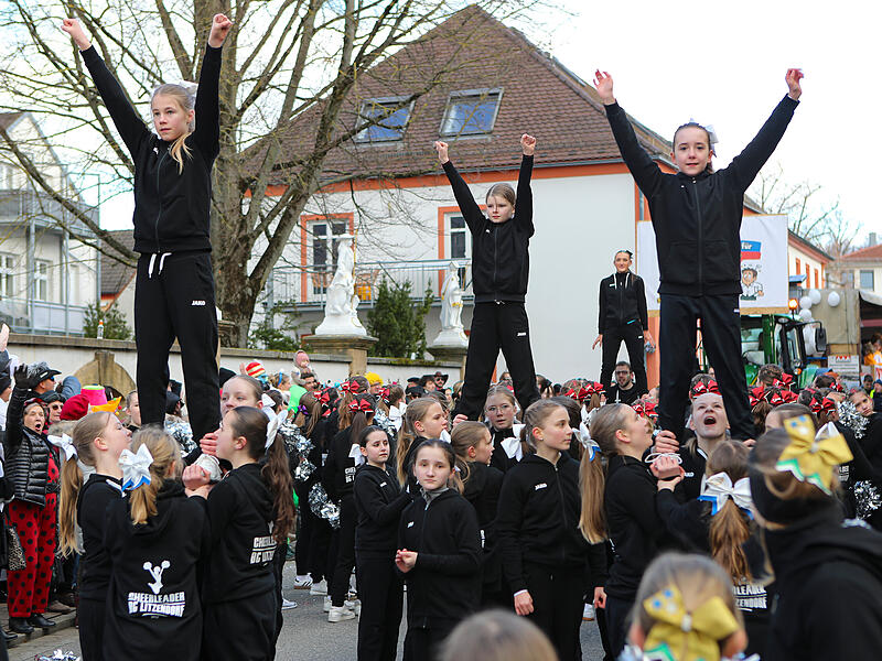 Sonnenschein und gute Laune: Der Faschingsumzug in Memmelsdorf begeistert die Massen.