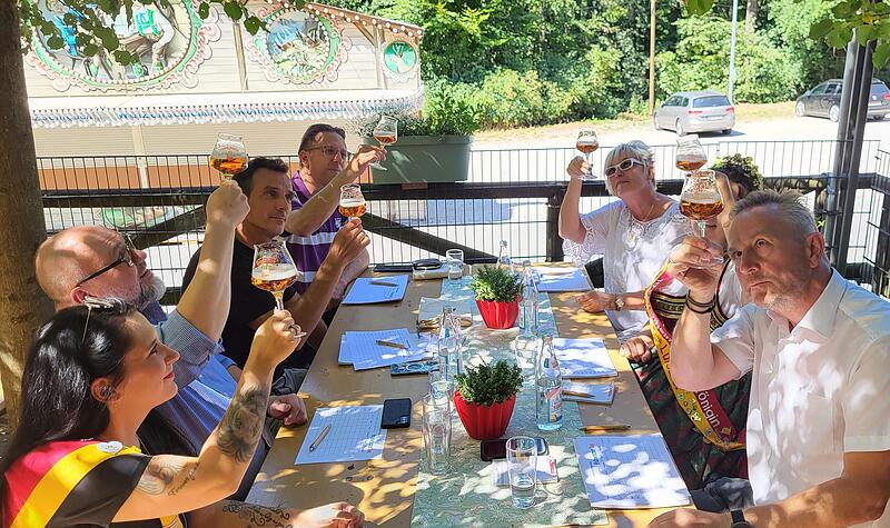 Unsere Festbier-Tester bei der Arbeit: (v. l.) Melanie Streit, Lutz Herkner, Andreas B&ouml;ker, Michael Hartmann, Lydia Drawe, Luisa  Zametzer und Udo Sch&ouml;nfelder.Forchheim & Fr&auml;nkische Schweiz