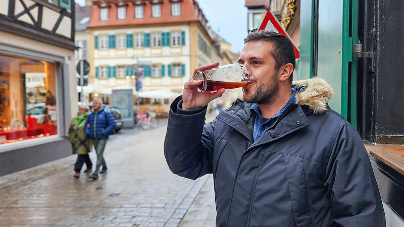 Stehbier an der Brauerei Schlenkerla in Bamberg: Der Bierpreis steigt Stehbier an der Brauerei Schlenkerla in Bamberg: Der Bierpreis steigt. Christoph Hümmer aus Tiefenpölz bei Heiligenstadt schmeckt das Rauchbier trotzdem.