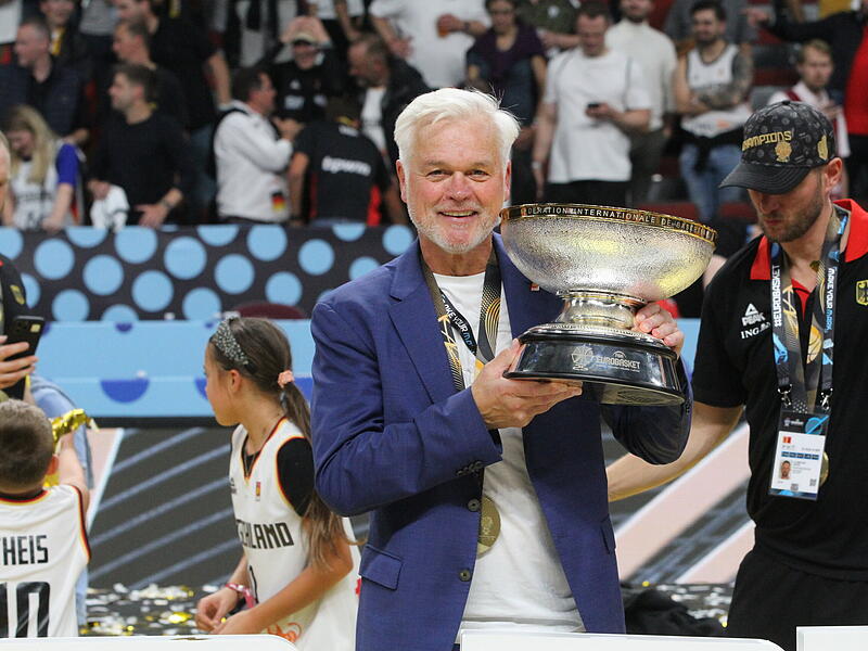 Ein Bamberger als „Meistermacher“ wie DBB-Präsident Ingo Weiss betonte: Trophäen-Freude pur bei „Vize“ Armin Andres.