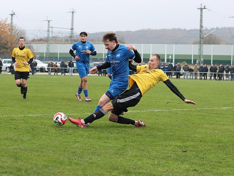 Sebastian Zillig (rechts) und der FSV Unterleiterbach kauften den Kleukheimern um Luca Hofmann zu Beginn der zweiten Hälfte den Schneid ab.