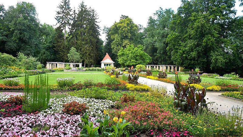 Der Hain &ndash; hier der Botanische Garten in sommerlicher Bl&uuml;te &ndash;  bietet seit seiner Entstehung Amseln einen guten Lebensraum.