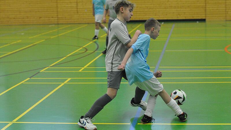 Auf Rang sechs beendete die gastgebende JFG Rhön die Kreismeisterschaft der U13-Junioren (links David Landgraf, hier im Zweikmapf mit Münnerstadts Lio Rossol) in Mellrichstadt.