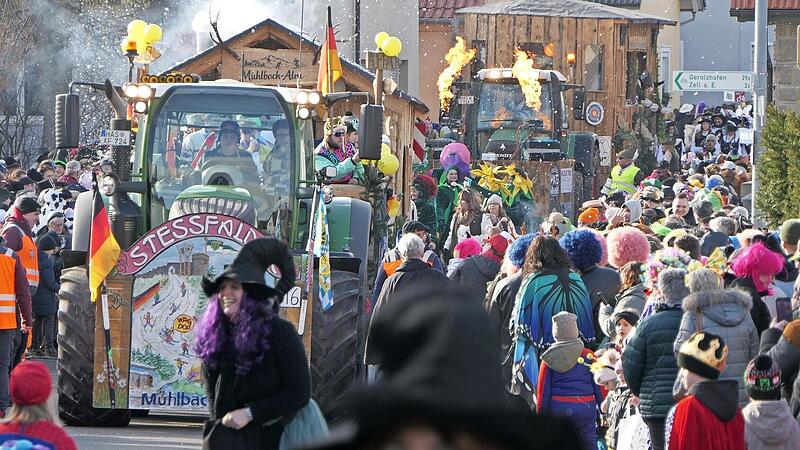 Zahlreiche pr&auml;chtig gestaltete Faschingswagen bahnten sich ihren Weg durch die dichten Menschenmengen.