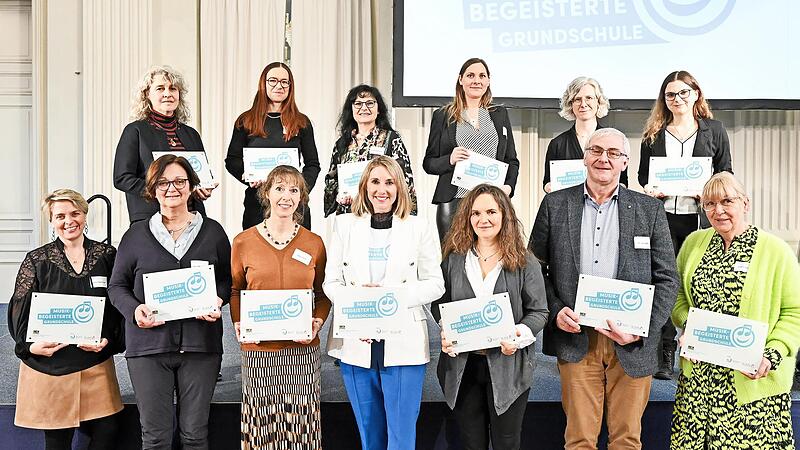 Kultusministerin Anna Stolz mit Vertretern der ausgezeichneten Schulen aus Oberfranken