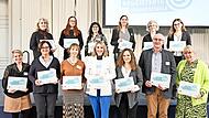 Kultusministerin Anna Stolz mit Vertretern der ausgezeichneten Schulen aus Oberfranken